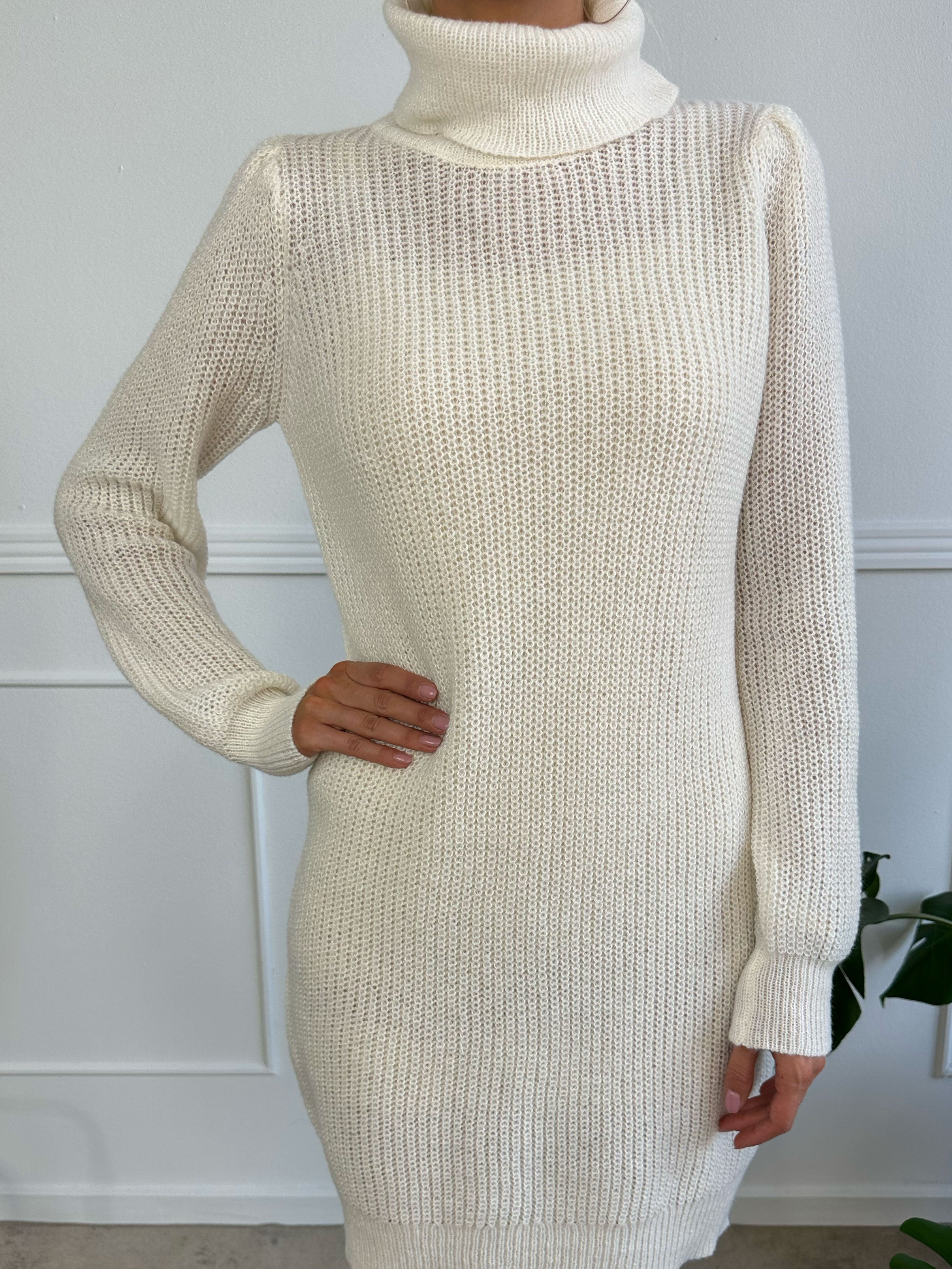 Teresa - Kort simpel strikkjole med turtleneck